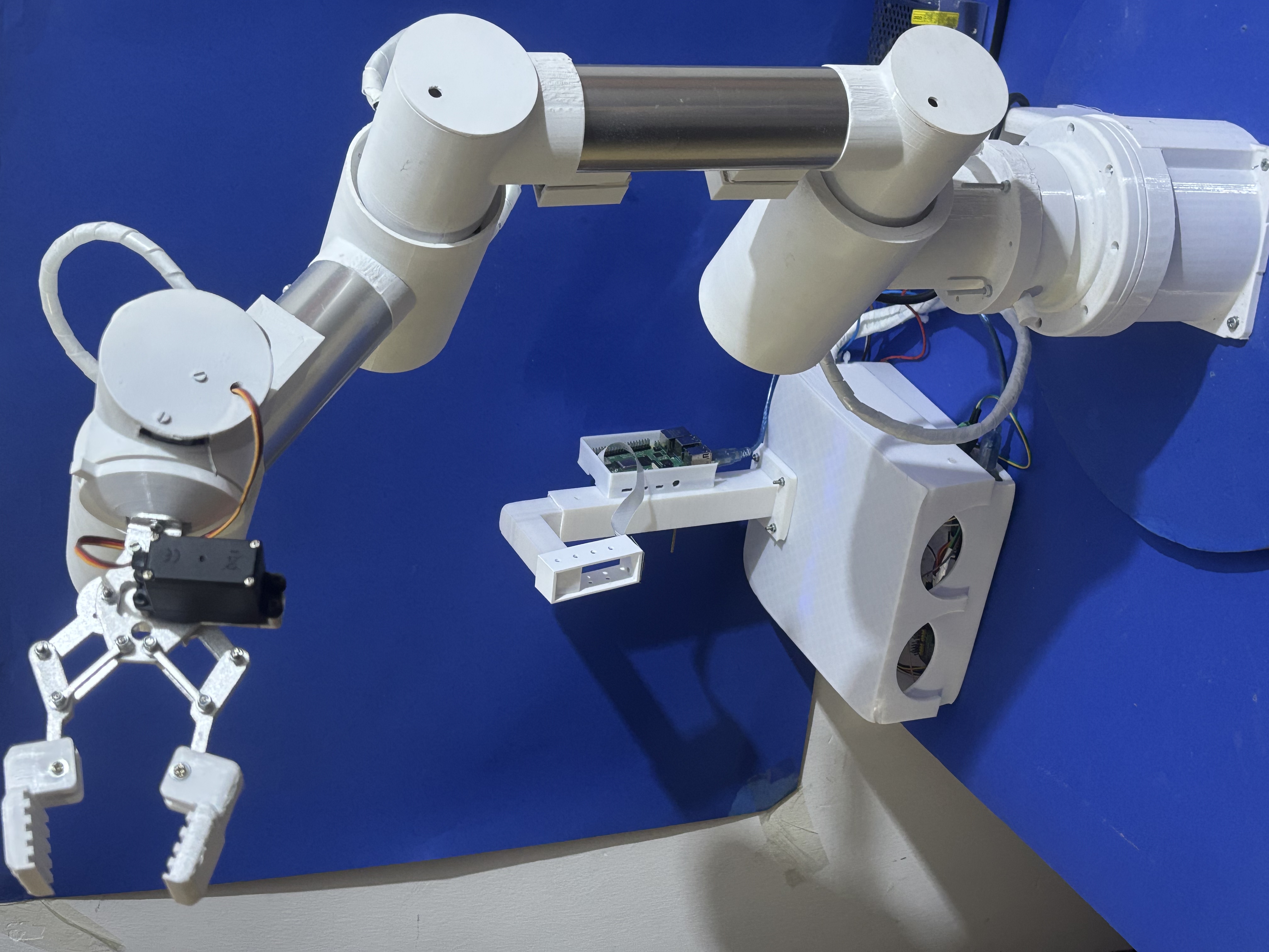 صورة مشروع Design and Development of a Vision-Based 6-DOF Robotic System for Intelligent Drug Dispensing in Smart Pharmacies