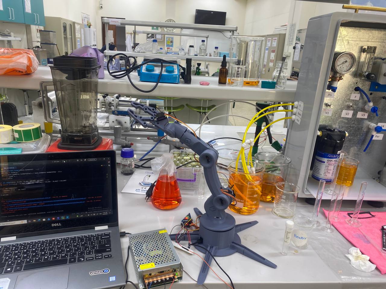 صورة مشروع Design and Development of a Smart Robotic Arm for Safe Handling of Hazardous Materials in Chemical Laboratories and Industrial Environments