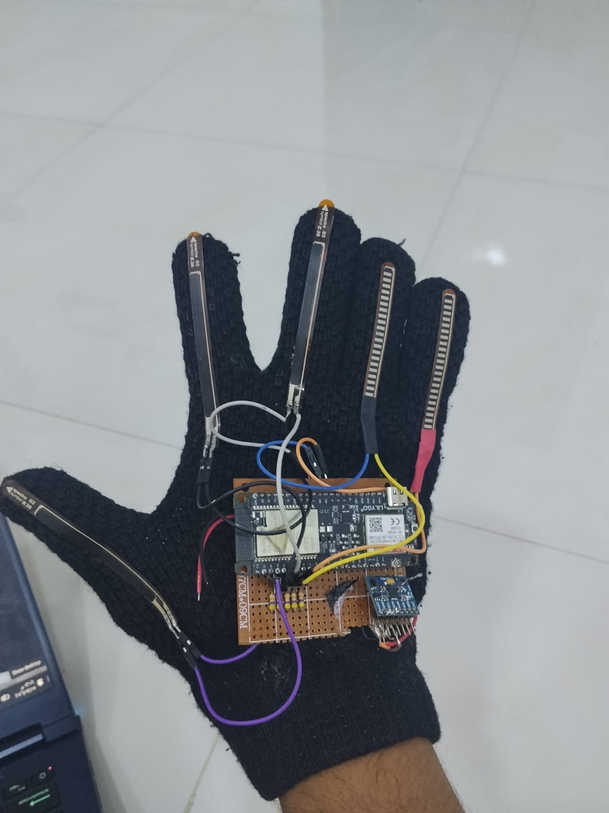 صورة مشروع Dual-Node Distributed Wireless Smart Glove System for Real-Time Sign Language Translation