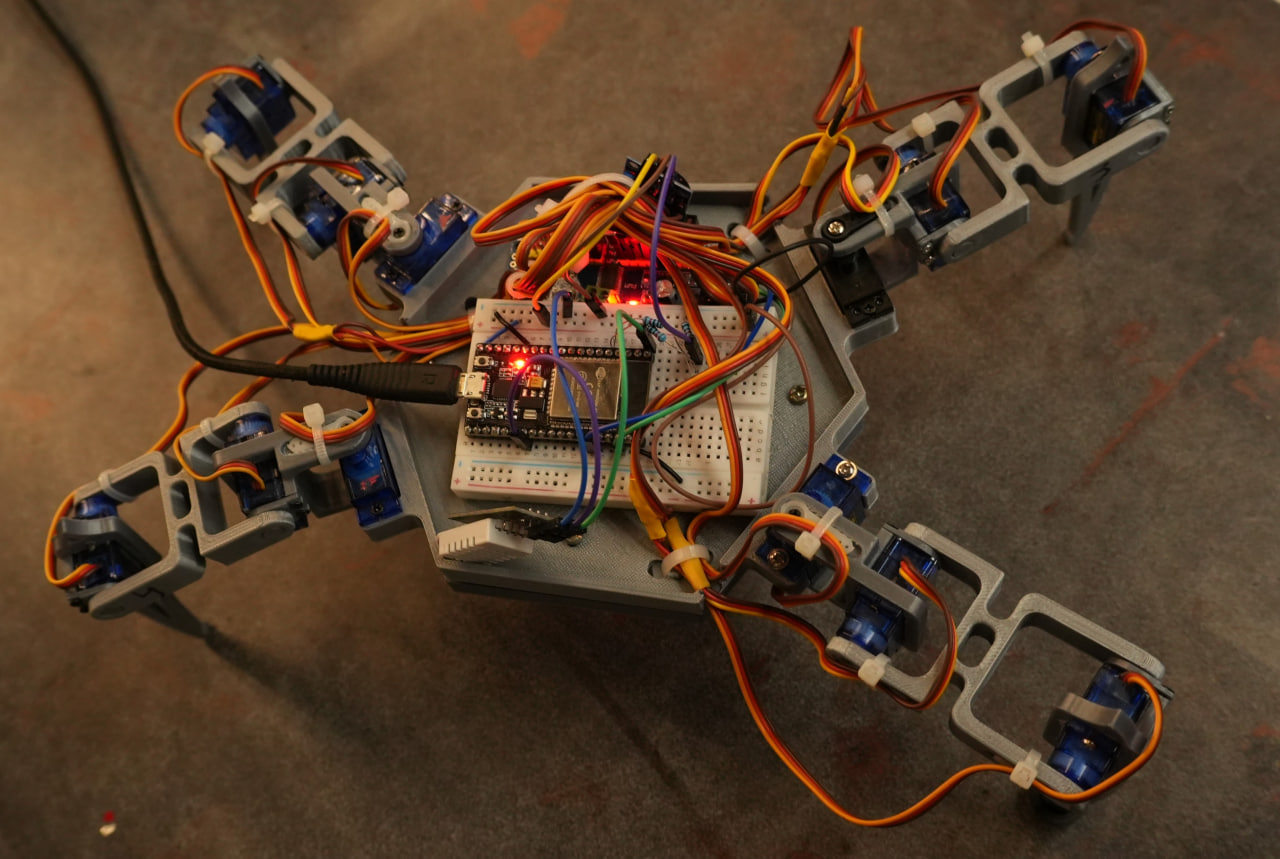 صورة مشروع Quadrupedal legged robot